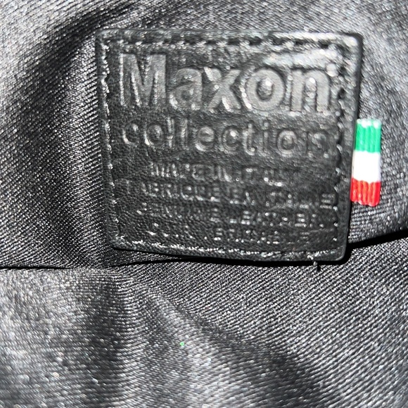 Maxon Collection Black Leather Crossbody With Detachable Strap - Picture 7 of 12